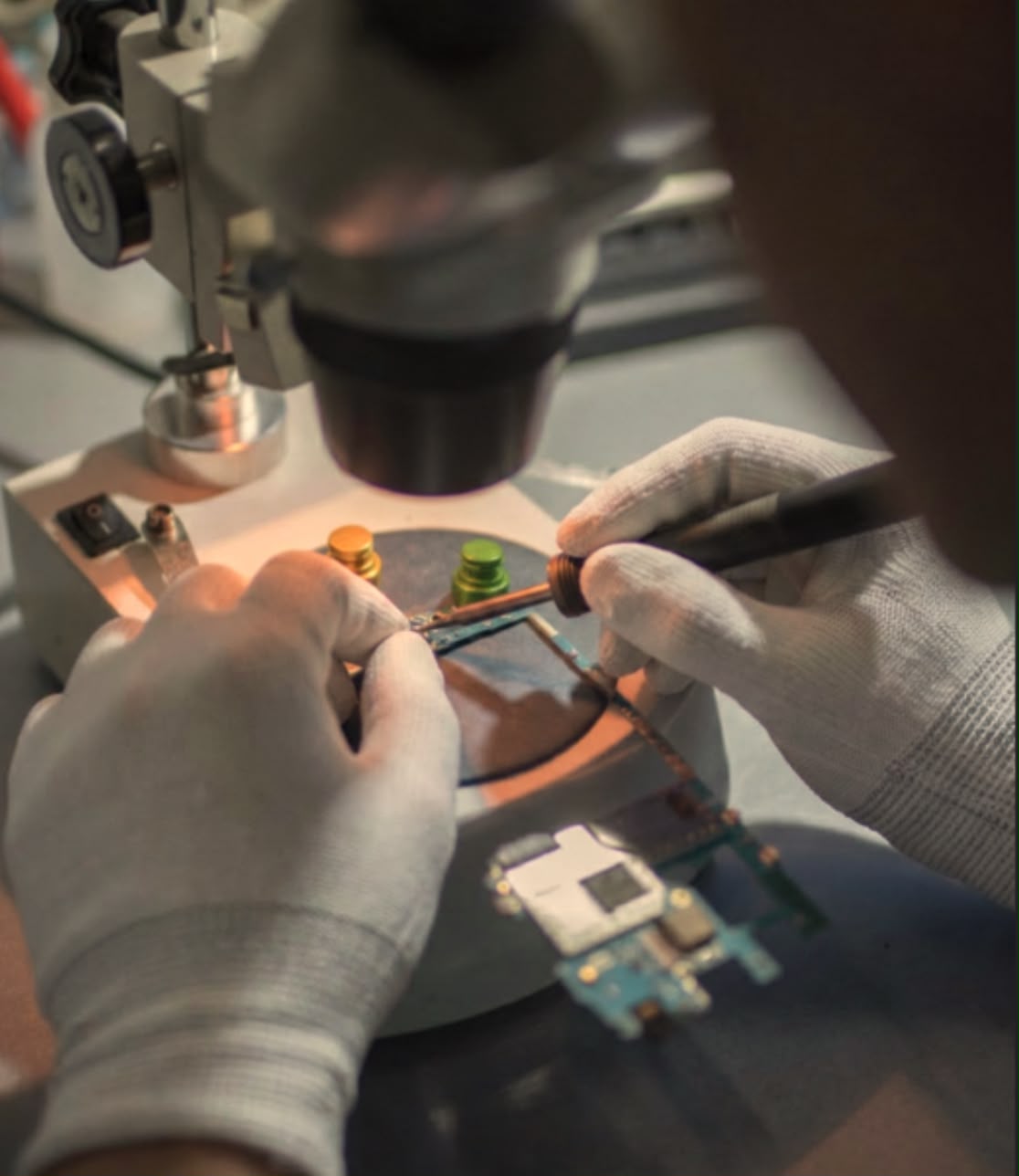 Mikroskopische Reparaturarbeit an einem Gerät